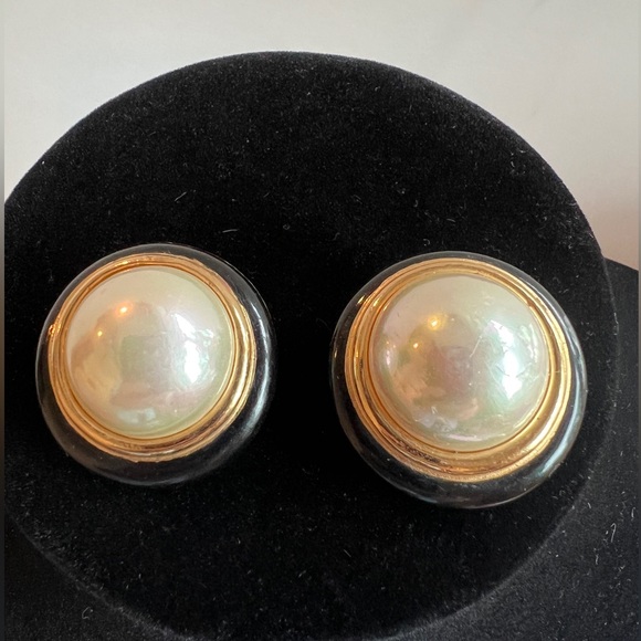 Vintage Christian Dior Gold Plated Faux Pearl Black Oval Clip On Earrings - Picture 3 of 6